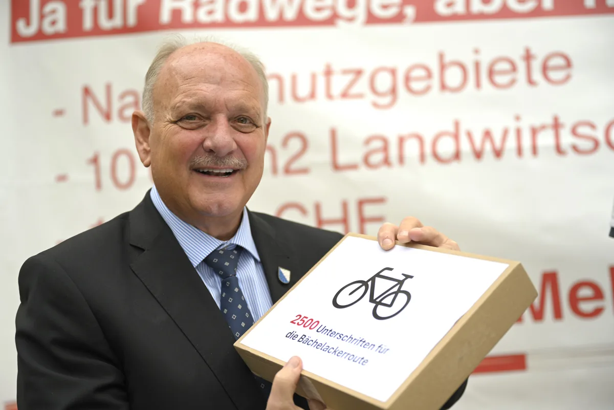 Übergabe der Petition gegen einen Veloweg.
